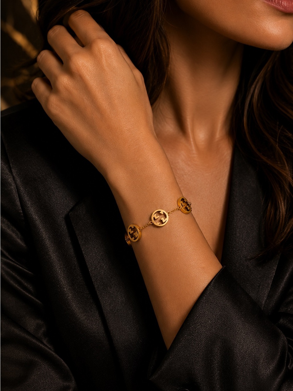 Gold Interlocking G Disc Chain Bracelet - Picture 2 of 8